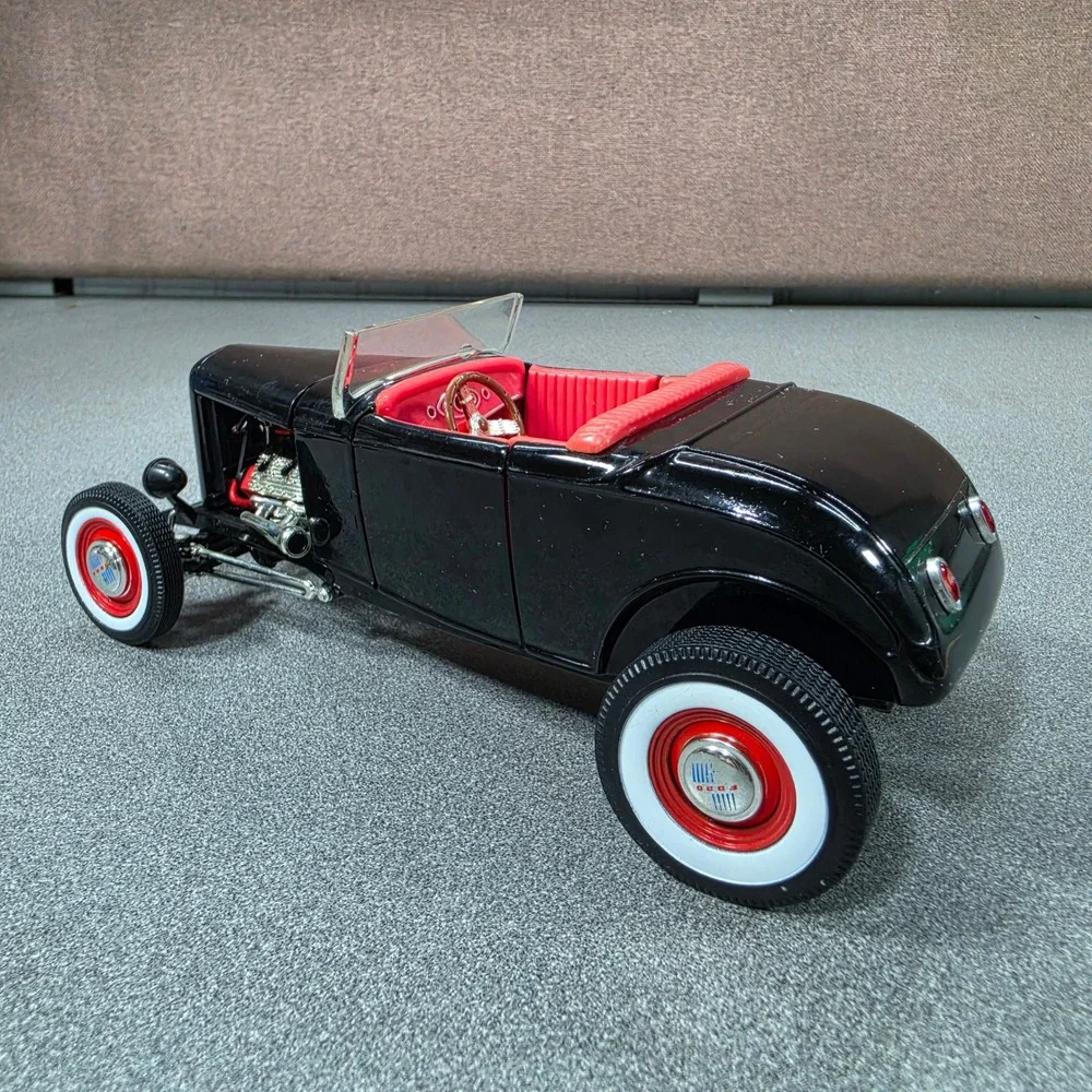 ERTL Ford 1932 Deuce Roadster Hot Rod 1/18 Black Excellent Custom V8 Diecast